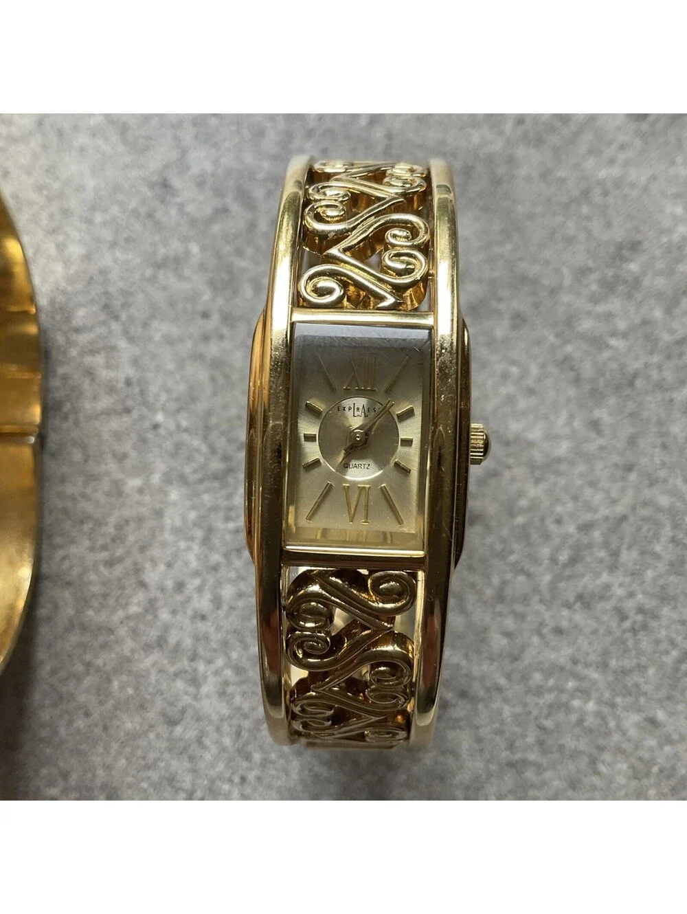 Beautiful Pair Of Vntg Novelle & LA Womens Bracelet Watches Both Run Great BX